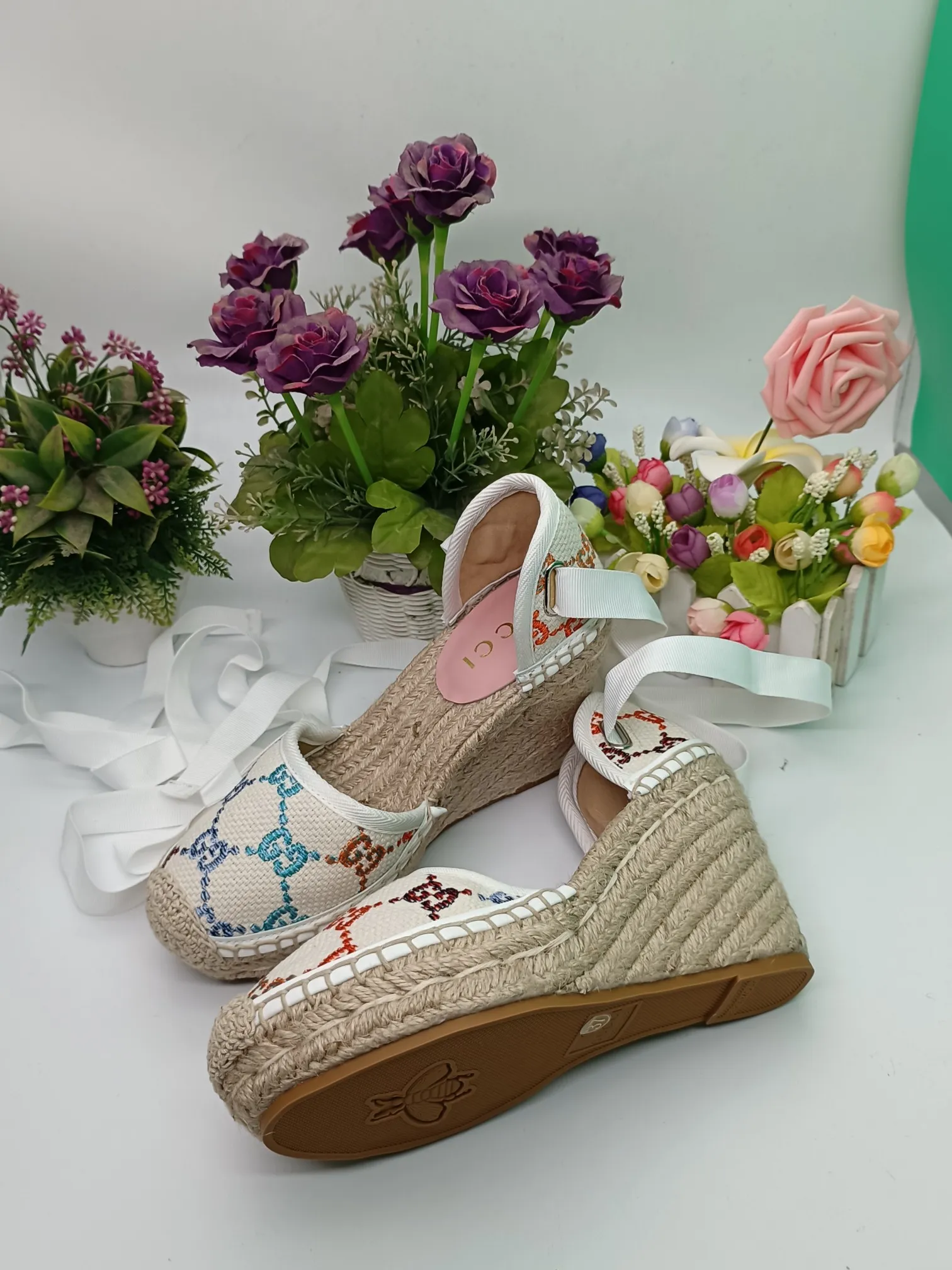👟👟Ex-factory price 440👟👟 GUCCI wedge fisherman sandals, thick-soled straw, high-end quality, fabric: double G fabric, electric embroidery, lining: mixed sheepskin lining, yardage: 35～42, color: pure white. Dear new and old customers, the picture has been updated, please transfer the image to change. The upgraded version of the wedge heel currently has more than 40 colors. Transfer the image to sell.